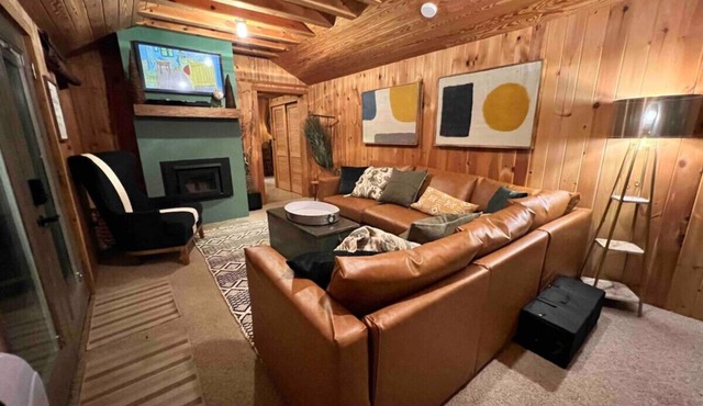 House on private 400 acre mountaintop farm!