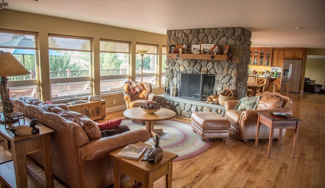 House On The 16th Fairway For Golfers, Anglers, And Hunters