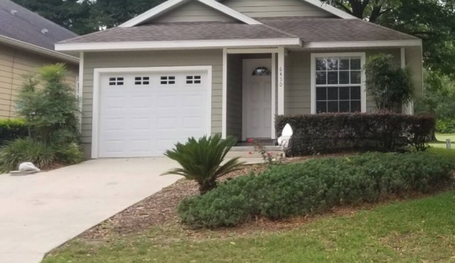House on the 1st fairway. Close to FSU & Gainesville. Pet friendly.