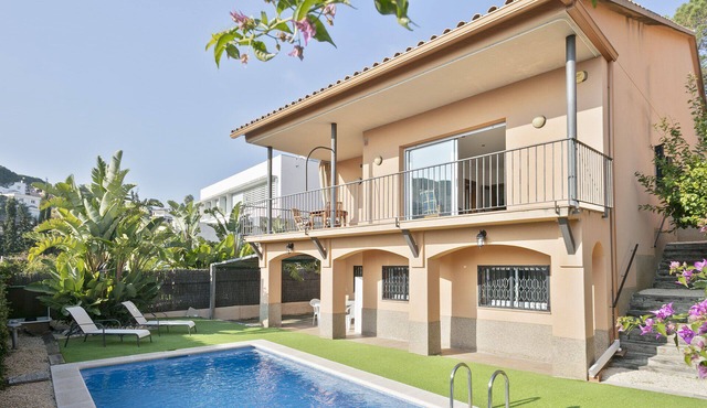 House on the beach with pool, for 9 people.