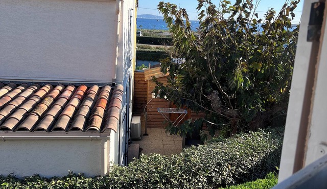 House on the banks of the Thau Basin