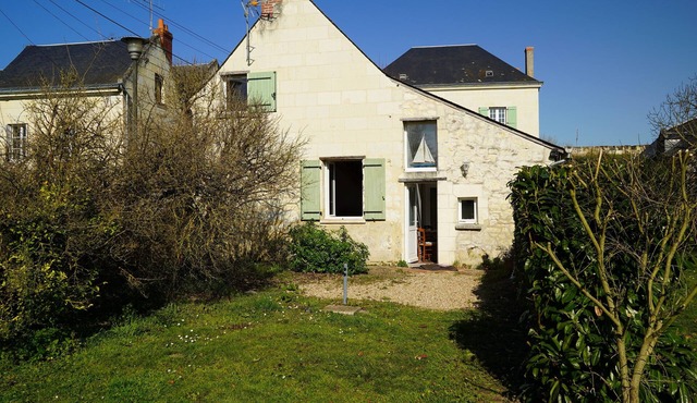 HOUSE ON THE BANKS OF THE LOIRE A STONE'S THROW FROM THE CHATEAUX