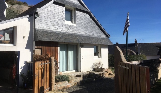 House on the coast of Granit Rose in the center of Trégastel very calm beach