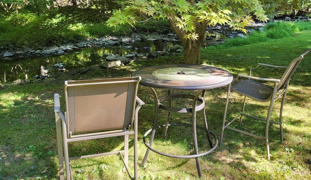 House on the Dingmans Creek. Cozy, quiet and relaxing. Close to Child's park.