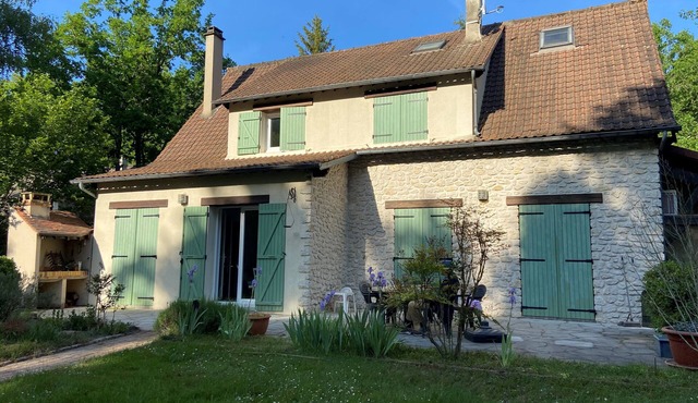 House on the edge of the 3 Gables forest, tennis court