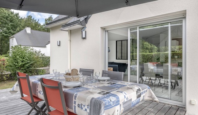 House on the edge of the woods, close to beaches and Gulf islands