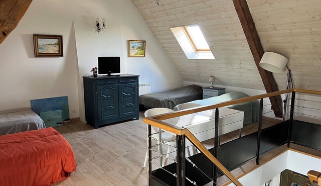 House on the Cancale/Mont-Saint-Michel coastline, ideal for families.