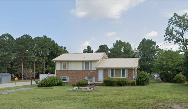 House on the Hill - 5 Beds, 2 Baths Near Downtown Zebulon
