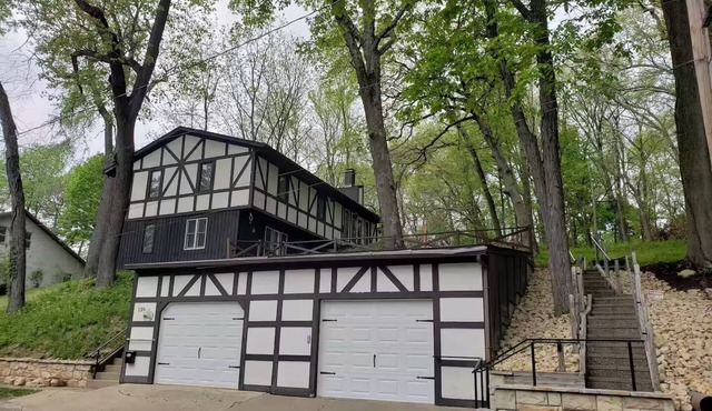 House On the Hill Charming 3-bedroom house with Rec Room, in lovely Savanna