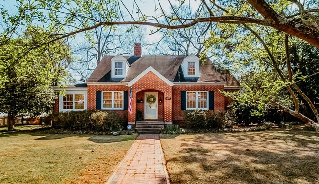 House on the Hill-The Perfect Master's Rental!