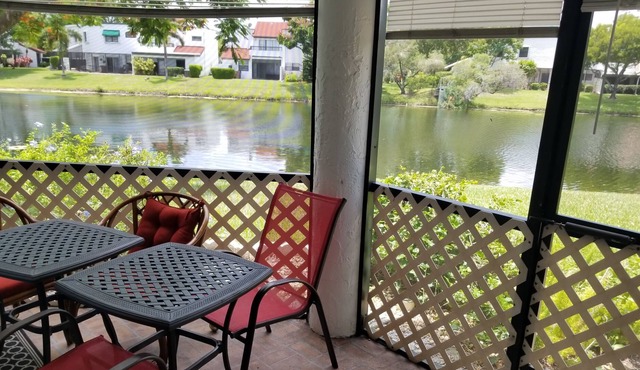 House on the lake, charming, quiet neighbourhood, heated pool