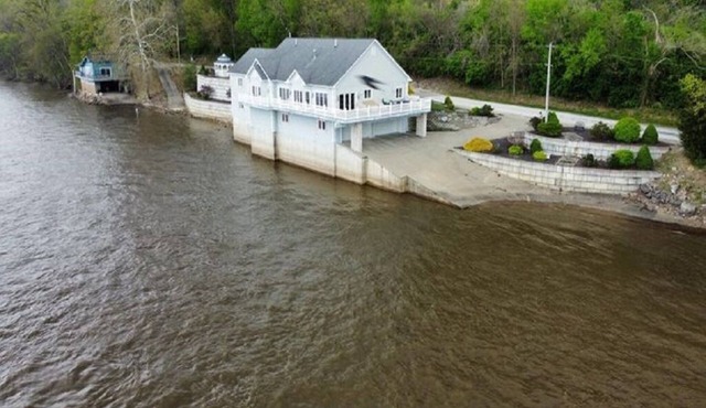 House on the Mississippi River with awesome views