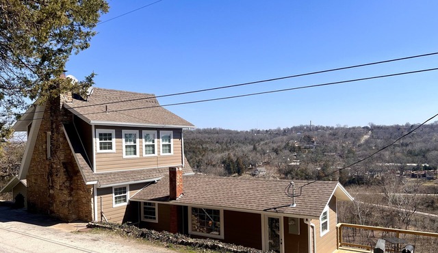 "HOUSE ON THE ROCK" Romantic Cottage Getaway w/Hot Tub and cozy Fireplace!