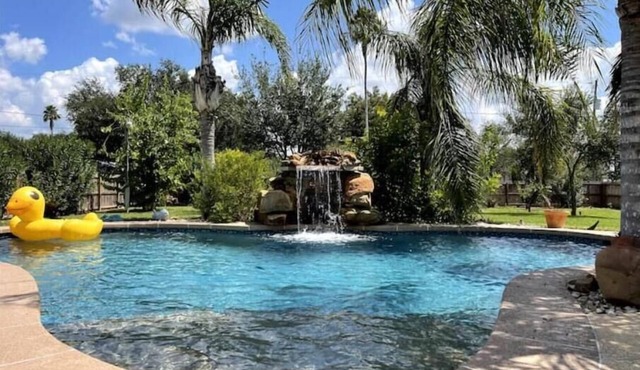 House on Vida Santa: Residential home with a pool!