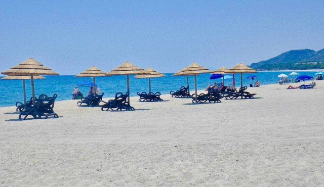 House only 20m from the beach! Walking distance to amenities. Port Aventura 20 minutes away