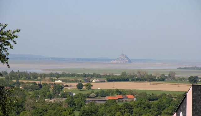 House overlooking the bay of Mont Saint Michel. 4/10 people. Private tennis.