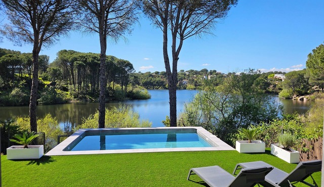 House overlooking the lake in the mountains of Cordoba, immerse yourself in nature.
