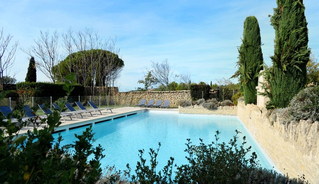 House overlooking the Luberon, in a private residence with shared pool