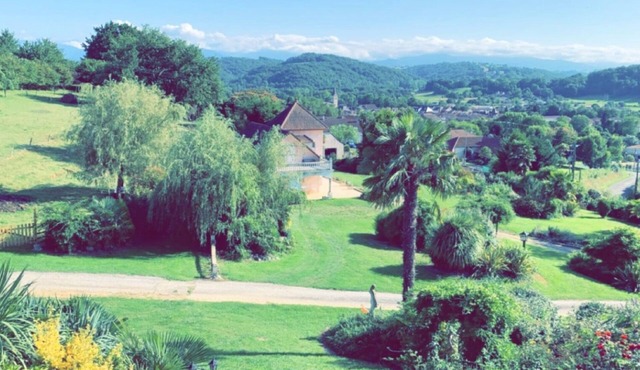 House overlooking the Pyrenees with swimming pool