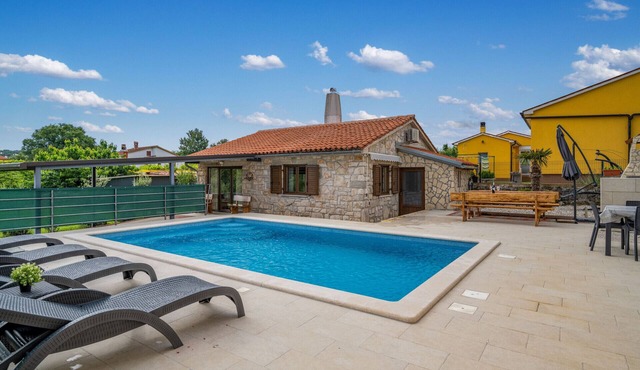 House Plum - Cute Vacation Home With Pool in Labin by 22Estates