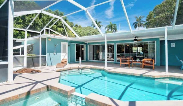 House plus Guest House.*5BD/4BA!* Heated Pool and Hot Tub.minutes to beaches