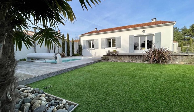 House, pool, close to beach - 6 guests