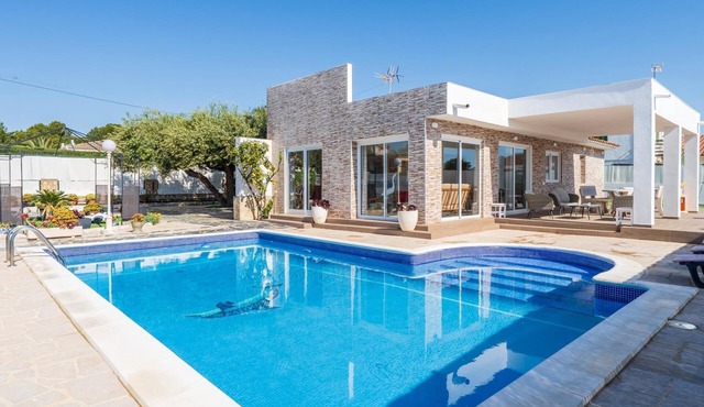 House private pool and barbecue pet friendly
