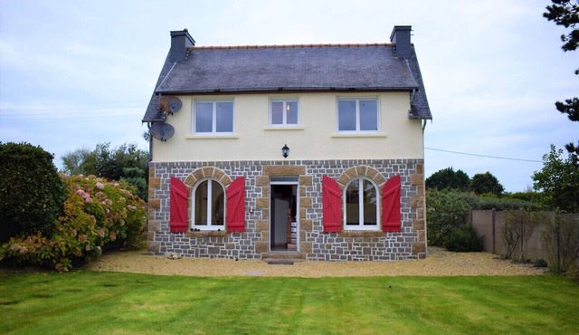 House renovated Breton with WIFI and closed garden in LANDRELLEC