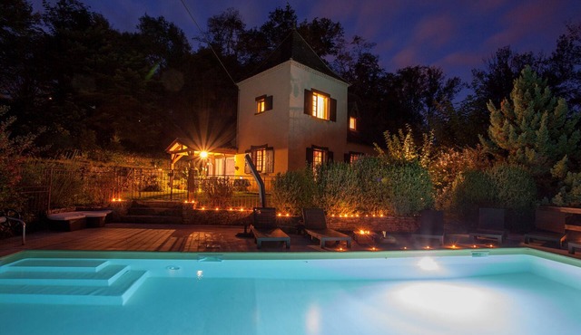 House rental w/pool, Jacuzzi, sauna in the Périgord Noir, 5 km away from Sarlat