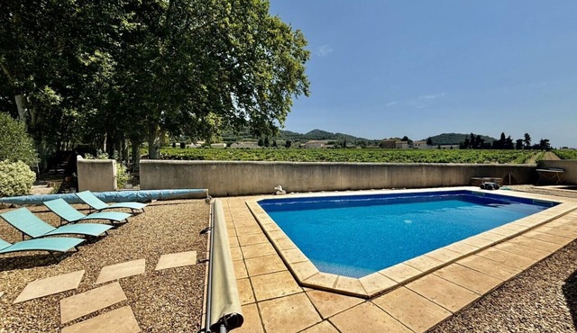 House rental with swimming pool in the heart of the Gigondas vineyards
