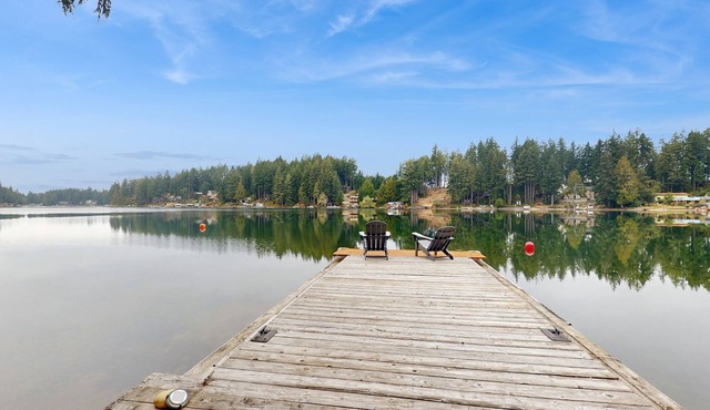 House right on the lake w/hot tub, kayak, SUP & games - great location