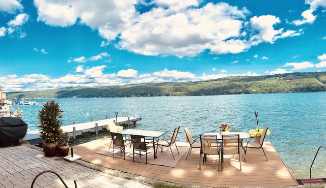 HOUSE RIGHT ON THE WATER- NO EXTRA CLEANING FEES