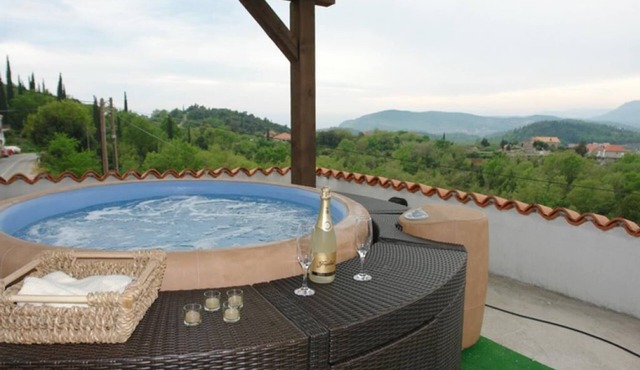 House Rilović - Two Bedroom House with Swimming Pool and Jacuzzi