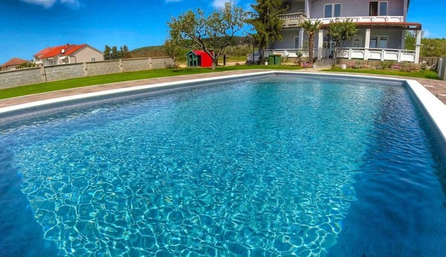 House Rose – country house with pool