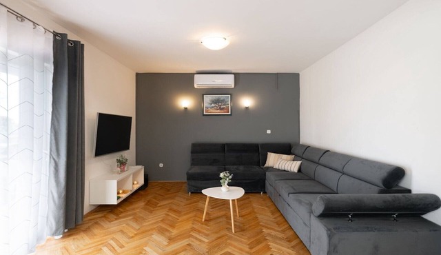 House Rose with Garden and Pool - Three Bedroom House