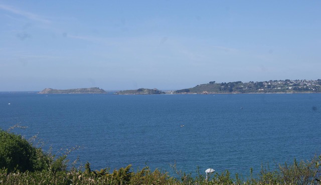 HOUSE SEA VIEW 100M BEACHES WITH ENCLOSED GARDEN