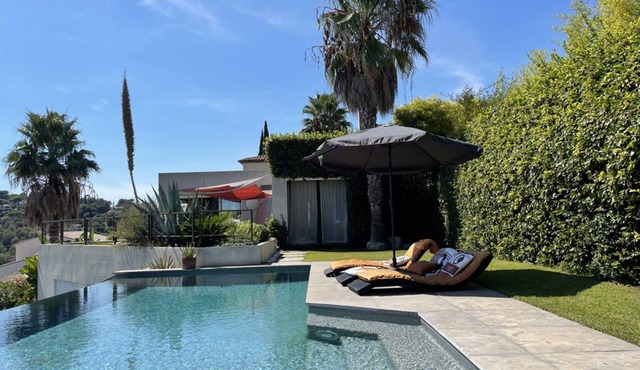 House sea view and swimming pool a few minutes walk from Biot village 4 bedrooms