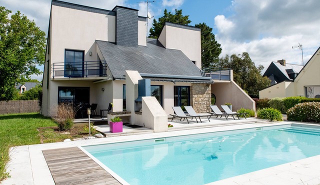 House sea view 80m from the beach with heated pool and secure