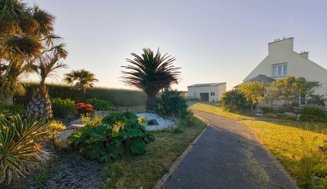House, sea view, quiet location with beautiful wooded garden