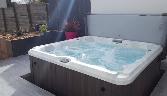 HOUSE SEASIDE, 50 meters from the beach, SPA, walled garden