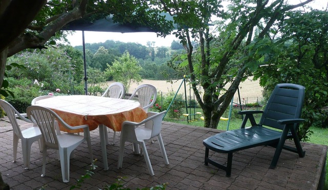 House: shaded terrace, garden, quiet, countryside. Belcastel 18km Conques 35km