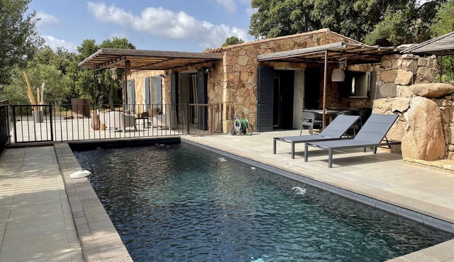 House sheep style equipped, air-conditioned, three bedrooms, with pool