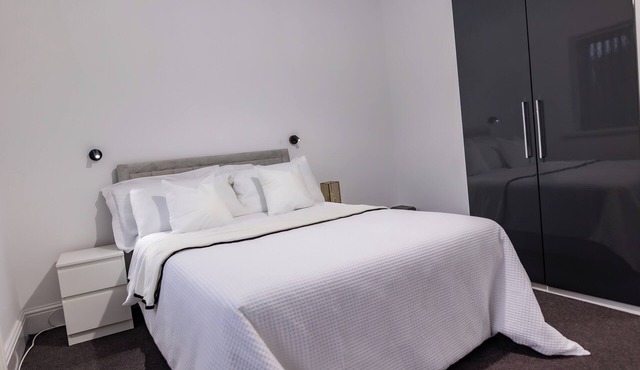 House - Sleeps 6 - Parking - Garden