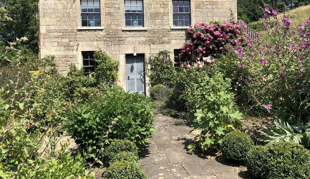 House sleeping 16 with hot tub near Bath