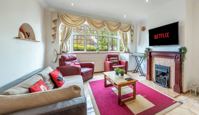 House - Sleeps 10 - Garden - Parking