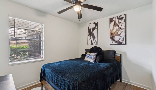 House - Sleeps 10 - Parking - Patio