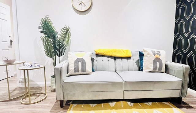 House - Sleeps 10 - Parking - Garden