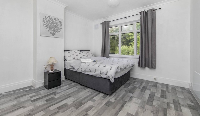 House - Sleeps 10 - Parking - Garden