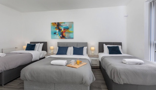 House - Sleeps 10 - Parking - WiFi