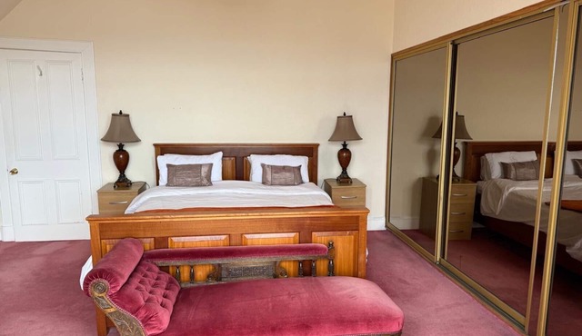 House - Sleeps 10 - Parking - 5mins to Golf Course